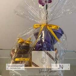 Fita de Cetim Personalizada com Logomarca amarela decorando cesta de presentes e flores.